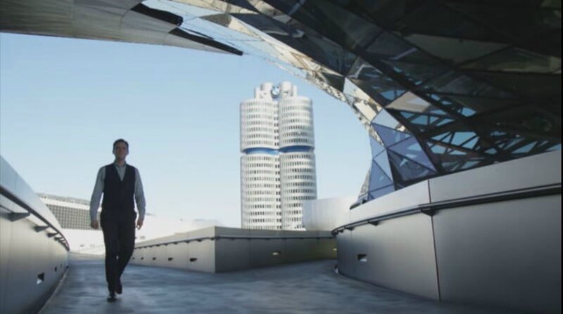 Maximilian Maier auf dem Gelände der BMW Welt München. ‚Made in Germany‘ auf Produkten hieß ursprünglich: Achtung! Schlechte Qualität! Warum wandelte sich dieses Image auf der ganzen Welt bald so grundlegend? Und wie sieht es heute aus? Der Historiker und Journalist Maximilian Maier erklärt in der Reihe „Geschichte zum Mitnehmen“ launig und mit Tiefgang Themen aus der Weltgeschichte. – Bild: BR