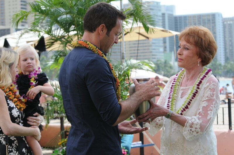 (v.l.n.r.) Taryn Manning als Mary McGarrett, Charlotte Eden Kase als Joan McGarrett, Alex O’Loughlin als Steve McGarrett und Carol Burnett als Deb McGarrett – Bild: CBS Broadcasting, Inc.