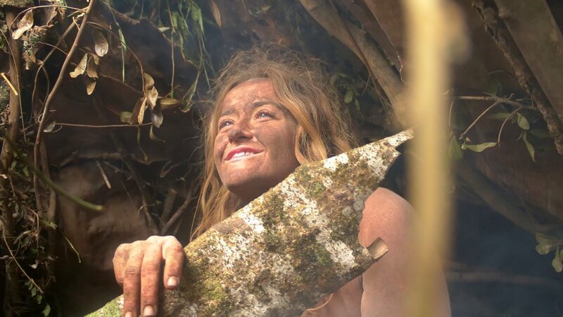 Rachel holding bark. – Bild: Discovery Channel /​ Discover Images: NKAFR904_P71734 /​ © 2022, Discovery, Inc. All Rights Reserved.