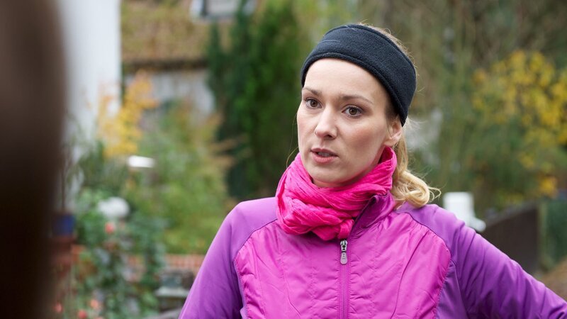 Dieter Langhoffs Freundin Alexandra (Astrid Leberti) bestätigt, dass Dieter Langhoff seinen Hund abgöttisch liebt. Und genau das hat Irene genutzt, um sich an ihm zu rächen. Sie hat Dieter den Hund vorenthalten, weil er sie für die jüngere Alexandra verlassen hat. – Bild: ZDF und Marc Meyerbröker
