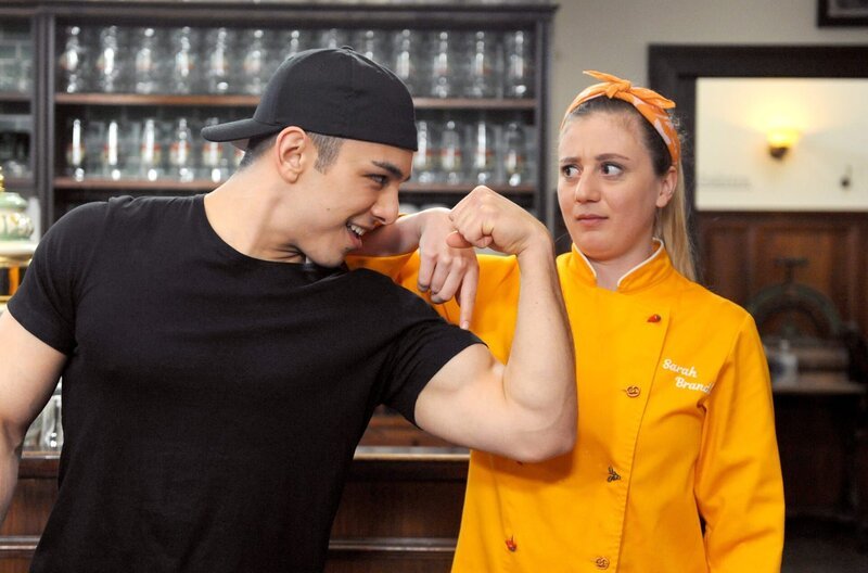 Leon (Joel Akgün) zeigt Sarah (Sophie Reiml) seine sportliche Seite. – Bild: BR/​Marco Orlando Pichler