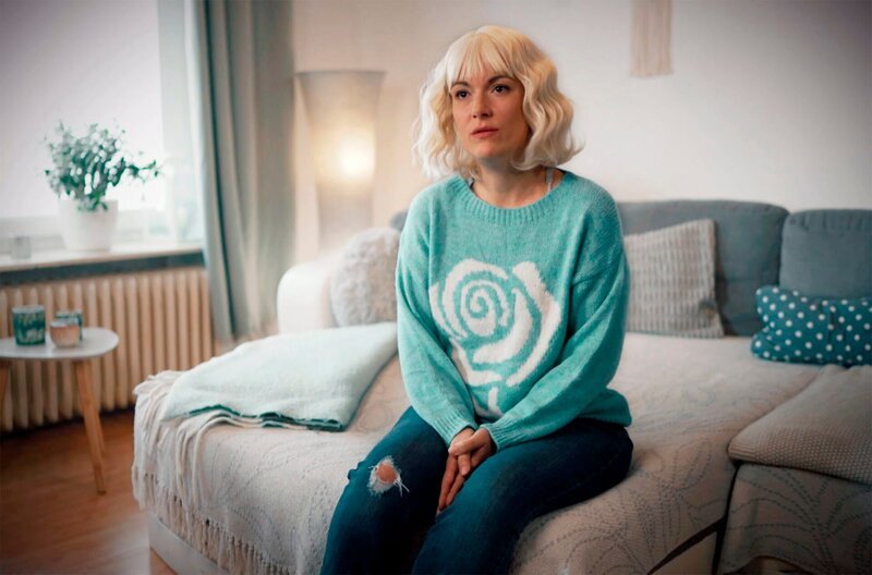 Schon während ihres Krankenhausaufenthalts muss die 33-jährige Hanna M. plötzlich immer wieder weinen. Sie weiß nicht warum. Es wird sich später herausstellen, dass sie von Philipp G. betäubt und vergewaltigt wurde. (Name und Aussehen verändert) – Bild: SWR/​NDR/​André Dekker