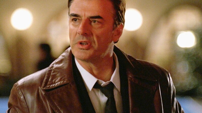 Detective Logan (Chris Noth) ist entsetzt: Warum ist seine Nachbarin vom Dach gestürzt? War es Mord, Selbstmord oder ein Unfall? – Bild: RTL