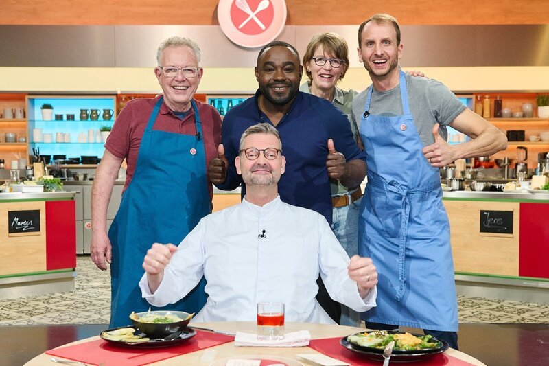 Gruppenfoto von links: Kandidat Uwe Hafner, Juror Thomas Martin, Moderator Nelson Müller, Kandidaten Maren Schneider und Jens Helfferich. – Bild: ZDF und Gunnar Nicolaus