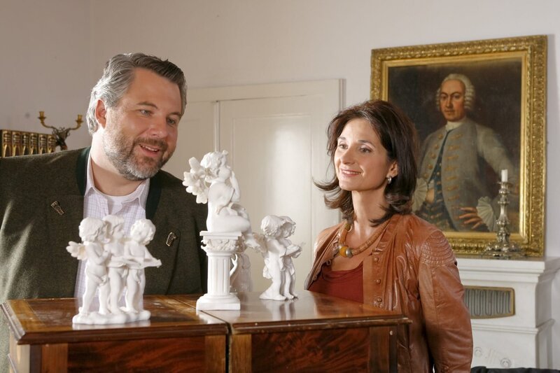 Kommissar Stadler (Dieter Fischer, l.) berichtet Dr. Eckstein (Petra Einhoff, r.), dass ein wertvolles Porzellanstück verschwunden ist. Hat der Täter die Figur gestohlen? – Bild: ORF/​ZDF/​Christian A. Rieger