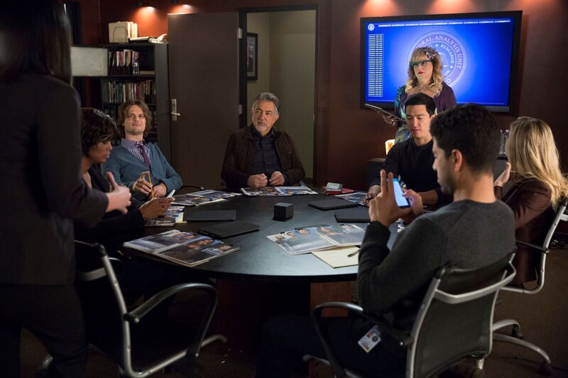 CRIMINAL MINDS – „Miasma“ – Coverage of the CBS series CRIMINAL MINDS, scheduled to air on the CBS Television Network. (ABC Studios/​Cliff Lipson) AISHA TYLER, MATTHEW GRAY GUBLER, JOE MANTEGNA, KIRSTEN VANGSNESS, DANIEL HENNEY, ADAM RODRIGUEZCRIMINAL MINDS – „Miasma“ – Coverage of the CBS series CRIMINAL MINDS, scheduled to air on the CBS Television Network. (ABC Studios/​Cliff Lipson) AISHA TYLER, MATTHEW GRAY GUBLER, JOE MANTEGNA, KIRSTEN VANGSNESS, DANIEL HENNEY, ADAM RODRIGUEZ – Bild: ABC Studios-CBS Broadcasting, 13TH STREET