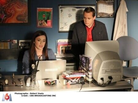 Wird sie bei ihm einziehen oder sich für einen Job in Dubai entscheiden? In der Beziehung von Delilah (Margo Harshman, l.) und McGee (Sean Murray, r.) ändert sich so einiges … – Bild: 4+