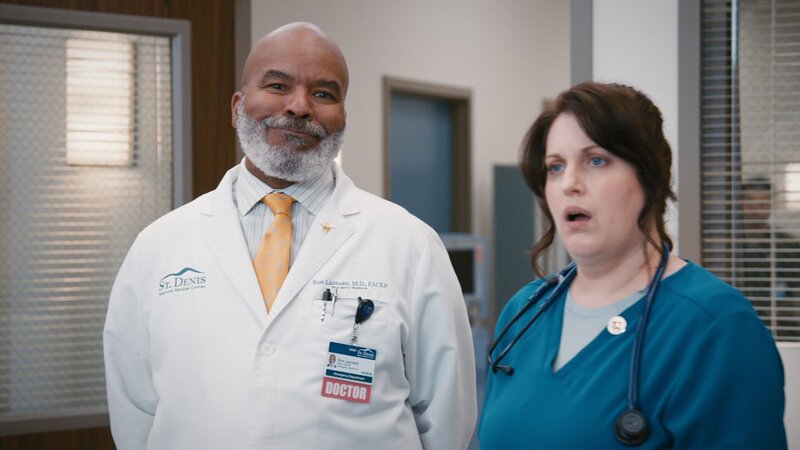 David Alan Grier als Dr. Ron, Allison Tolman als Alex. – Bild: NBC /​ Ron Batzdorff