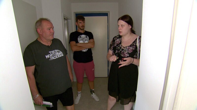 Harald, Tim und Lavinia besprechen den Umzug – Bild: RTLZWEI