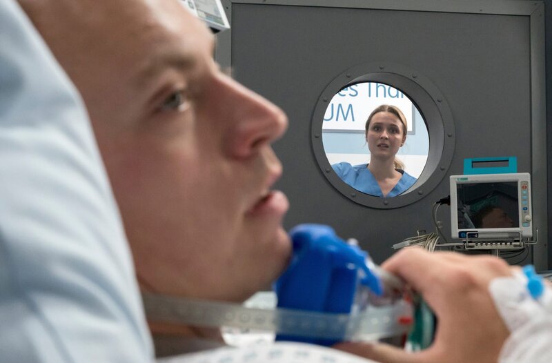 Marco Schiebel (Frederik Schmid, l.) benötigt eine hyperbare Sauerstofftherapie und muss in die Druckkammer. Viktoria Stadler (Isabella Krieger, h.) schaut nach, ob alles in Ordnung ist. – Bild: ARD/​Jens-Ulrich Koch