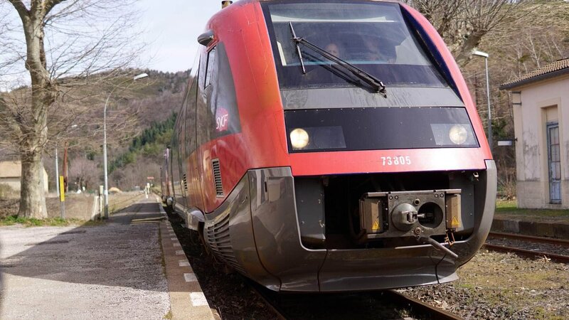 Zug am Bahnhof in Villefort – Bild: RTL /​ (c) BRITESPARK FILMS/​CHANNEL 5 END CARD