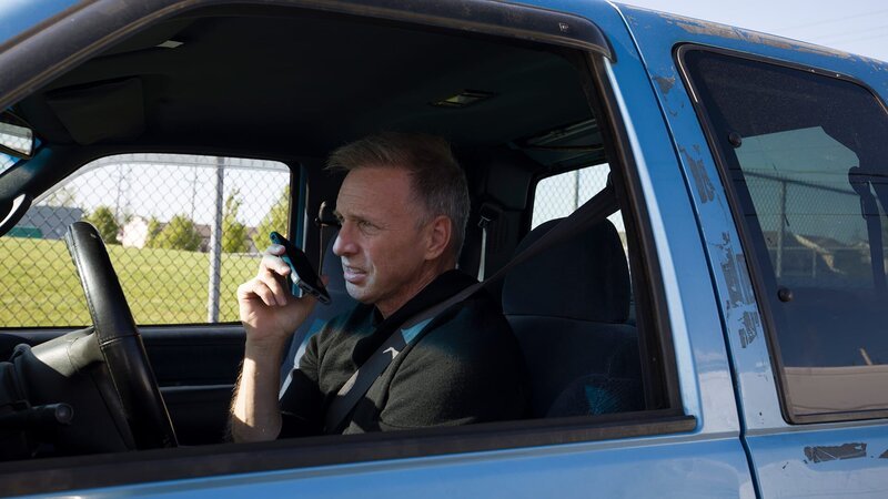 Glenn on his phone trying to drum up opportunities to make money – Bild: Discovery Communications, LLC