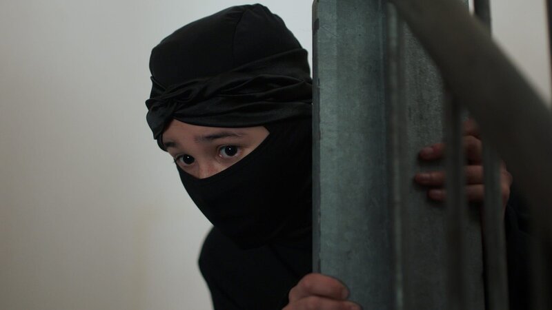 In ihrem Ninja-Kampfanzug belauscht Hunter (Gina Spadaro) ihre Mutter. – Bild: WDR/​2021 Storytellers Film & TV/​Dinand van der Wal