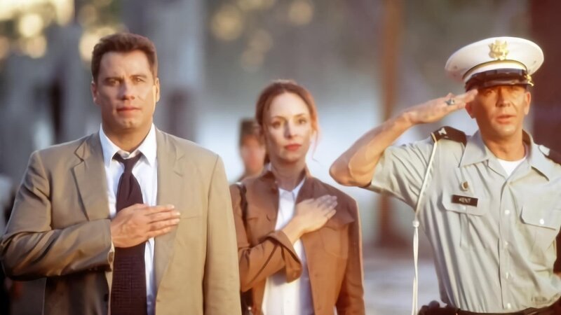 Paul Brenner (John Travolta, l.), Sara Sunhill (Madeleine Stowe, M.) und Colonel Kent (Timothy Hutton, r.) werden zur Untersuchung des Mordes an Elisabeth Campbell (Leslie Stefanson) aufgerufen. – Bild: port.hu Paul Brenner (John Travolta, l.), Sara Sunhill (Madeleine Stowe, M.) und Colonel Kent (Timothy Hutton, r.) werden zur Untersuchung des Mordes an Elisabeth Campbell (Leslie Stefanson) aufgerufen. – Bild: port.hu