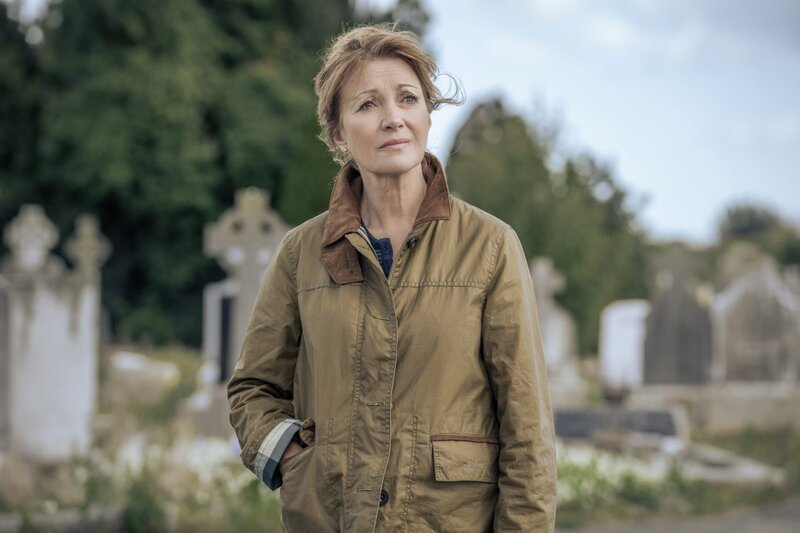 Harry (Jane Seymour) entdeckt, dass der Schüler Fergus, der ihr Geld geraubt hat, doch nicht der taffe Straßenjunge ist, der er vorgibt zu sein. Sie beschließt, ihn unter ihre Fittiche zu nehmen. Denn für ihre privaten Mordermittlungen kann sie seine Unterstützung gut gebrauchen. – Bild: ZDF und Bernard Walsh/​Zoe Productions DAC/​AcornTV