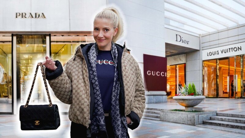Pia Osterhaus zeigt, mit welchen Tricks die Luxusmarken uns zum Kaufen verführen. – Bild: ZDF