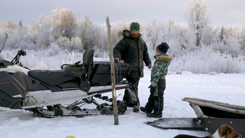 Kaleb und Gilbert Rowland stellen eine Biberfalle unter dem Eis auf. (National Geographic für Disney) – Bild: National Geographic For Disney /​ Disney