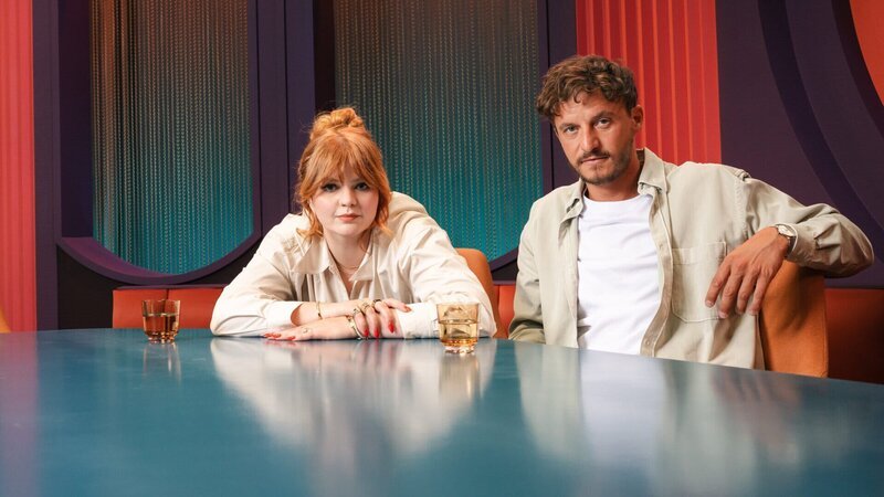 Sophie Passmann und Tommi Schmitt am Tisch ihrer Talkshow „Neo Ragazzi“ – Bild: Honorarfrei – nur für diese Sendung inkl. SocialMedia bei Nennung ZDF und ben knabe.