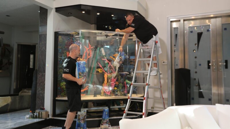 Wayde and Brett put sand in the tank. – Bild: Animal Planet /​ Discovery Communications