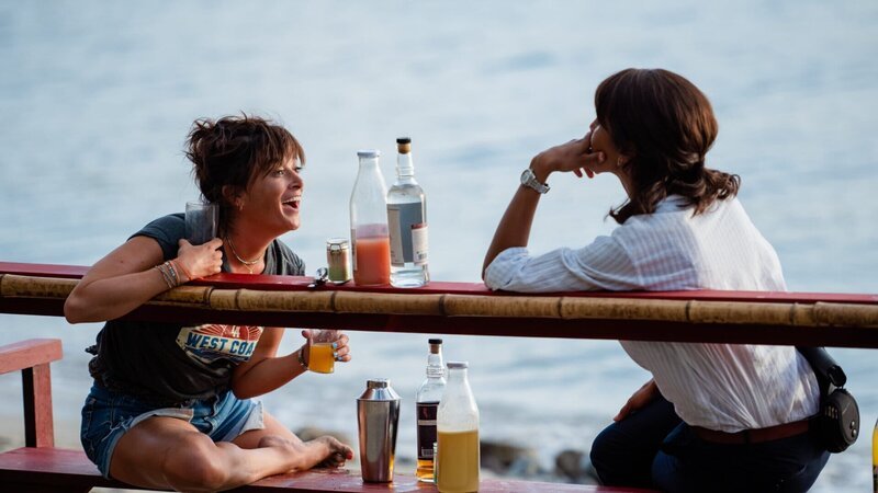 Mélissa (Sonia Rolland, r.) und Gaëlle (Béatrice de la Boulaye, l.) verschaffen sich illegal Zugang zu einer Strandbar und verbringen dort einen ausgelassenen Abend miteinander. – Bild: ZDF