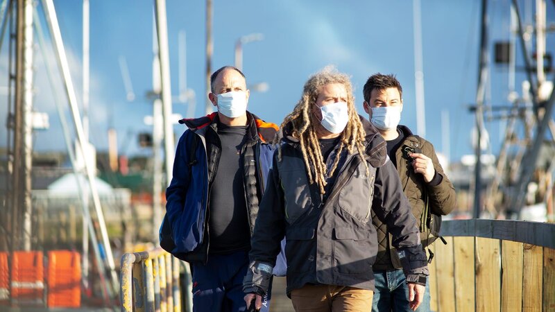 Die Forscher der Dokumentation „Shark Lockdown“ haben die Idee, einen automatisch betriebenen Käfig zu bauen. – Bild: Discovery Channel