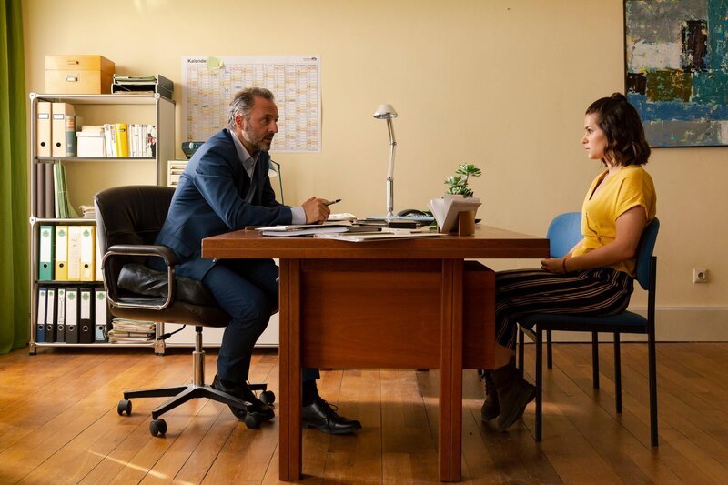 Lucie (Cristina do Rego) muss zu Gleim (Robert Schupp). – Bild: RTL Deutschland