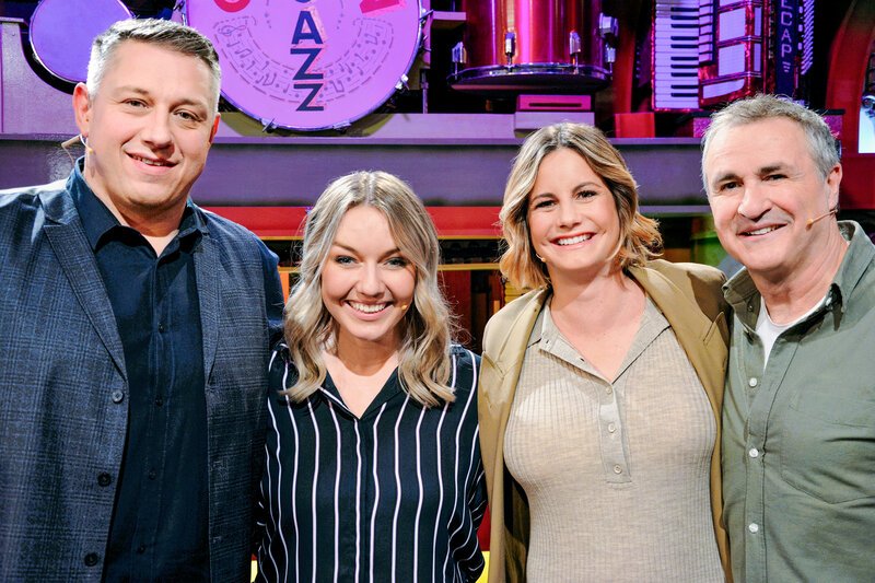 Samschtig-Jass - Jass und Spass mit sRindlisbachers. V.l. Jörg Abderhalden, Laura Rindlisbacher, Fabienne Gyr und René Rindlisbacher – Bild: SRF1