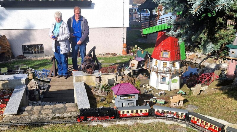 Doris und Reinhard Grönitz haben fast 100 Meter Schienen und rund 400 Figuren im Garten verbaut. – Bild: MDR/​Mathias Schaefer