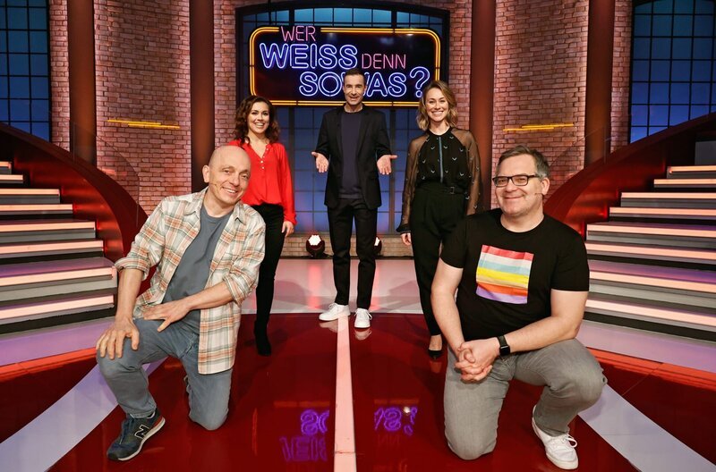 Moderator Kai Pflaume (M.) und seine Rateteam-Kapitäne Bernhard Hoëcker (l.) und Elton (r.) begrüßen in dieser Sendung die Schauspielerin Sarah Tkotsch (2.v.l.) und ihre Schwester die Schauspielerin Sina Tkotsch (2.v.r.). – Bild: ARD/​Morris Mac Matzen