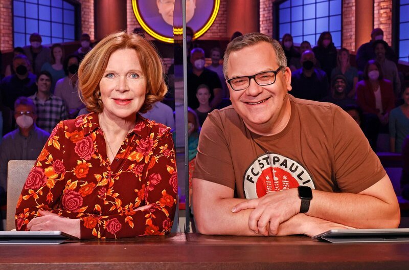 Rateteam-Kapitän Elton (r.) mit der Schauspielerin Marion Kracht (l.). – Bild: ARD/​Morris Mac Matzen