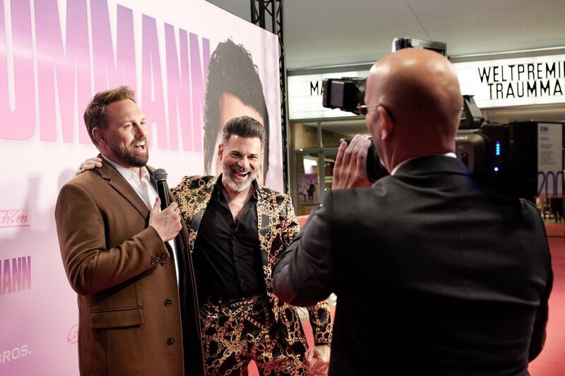 Steven Gätjen, Rick Kavanian (Rainer). – Bild: PRO7/Constantin Film / ORF  Steven Gätjen, Rick Kavanian (Rainer). – Bild: PRO7/Constantin Film / ORF