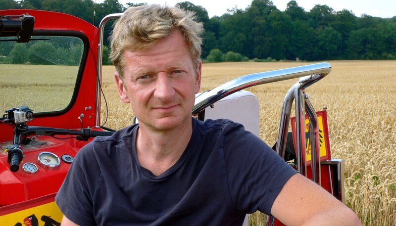 rbb Fernsehen KESSLERS EXPEDITION, „Auf drei Rädern von Bayern an die Ostsee“, am Freitag um 20:15 Uhr. Für seine neue Expedition geht Michael Kessler buchstäblich an die Grenze. Rund 1.400 Kilometer legt der Comedian im Tuk Tuk zurück. Mit dem ostasiatischen Dreirad fährt er von Bayern bis an die Ostsee, immer entlang des ehemaligen deutsch-deutschen Grenzstreifens, um zu erfahren, ob 25 Jahre nach dem Mauerfall auch wirklich zusammen gewachsen ist, was zusammengehört. Im zweiten Teil der Reise tuckert er 700 Kilometer durch Niedersachsen, Sachsen-Anhalt, Mecklenburg-Vorpommern bis nach Schleswig-Holstein an die Ostsee. – Michael Kessler und Tuk Tuk auf einem Feld zwischen Ratzeburg und Lübeck. – Bild: rbb/​Stefan Wieduwilt