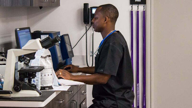 Dr. Blue checks the computer. – Bild: Discovery Communications