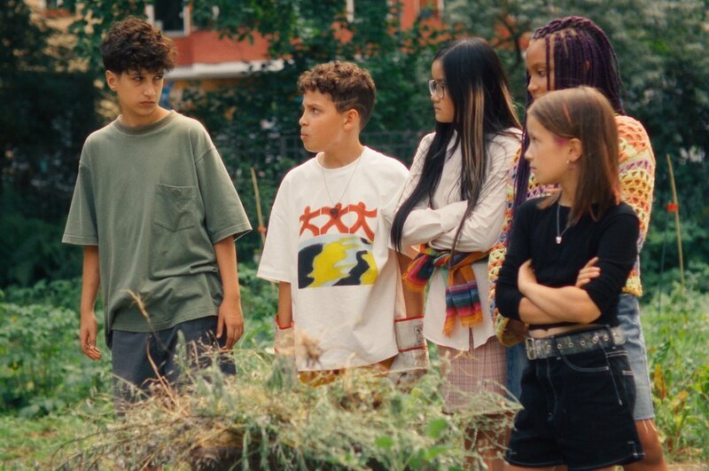 Bis jetzt hat es mit der Zusammenarbeit im Schulgarten noch nicht so gut geklappt. Doch als Pit (Metkan Kalan), Tom (Noah Bailey), Châu (Ngoc Nhi Ha Tran), Milli (Marie Ngando) und Liv (Marie Wahl, v.l.n.r.) von anderen Kindern wegen ihrer Strafarbeit gehänselt werden, sind sich die Fünf plötzlich sehr einig. – Bild: ZDF/​ Studio Zentral