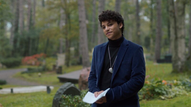 Mit einer bewegenden Ansprache nimmt Joaquim (Yassin van Veenendaal) Abschied von seinem Großvater. – Bild: WDR/​Storytellers Film & TV/​Dinand van der Wal