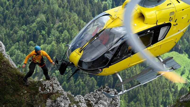 Der Berg ist in Bewegung und Markus (Sebastian Ströbel) droht abzustürzen. – Bild: ZDF und Barbara Bauriedl