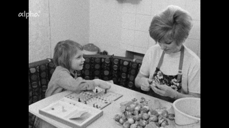Arbeit im Akkord – zu Hause geht die Arbeit weiter. Mit der sechsjährigen Tochter am Küchentisch beim Kohlputzen. – Bild: BR