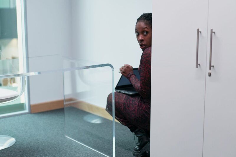 Jack (Ronke Adekoluejo) fliegt beinahe dabei auf, wie sie sich in das Büro der Chefprogrammiererin schleicht. Sie muss schnell für eine Ablenkung sorgen und weiß auch schon, wie. – Bild: ZDF