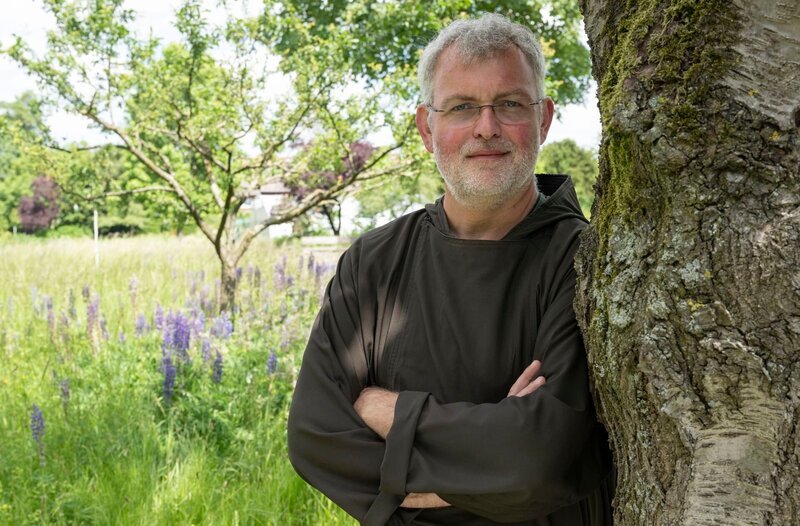 Die erste Reise geht nach Münster in den historischen Klostergarten eines Kapuzinerordens. Der rund 1,5 Hektar große Garten ist das Reich von Bruder Bernd. Der studierte Biologe und Chemiker baut hier vor allem alte und seltene Gemüsesorten an. – Bild: WDR/​Melanie Grande