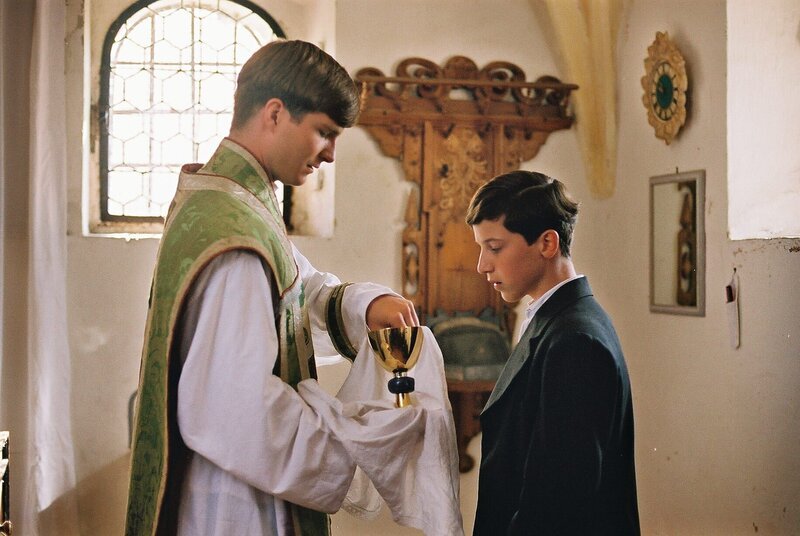 Der Kaplan (Leopold Hornung, links) und Toni Sedlacek (Lorenz Strasser). – Bild: BR/​KEVIN LEE Film GmbH/​Meike Birck