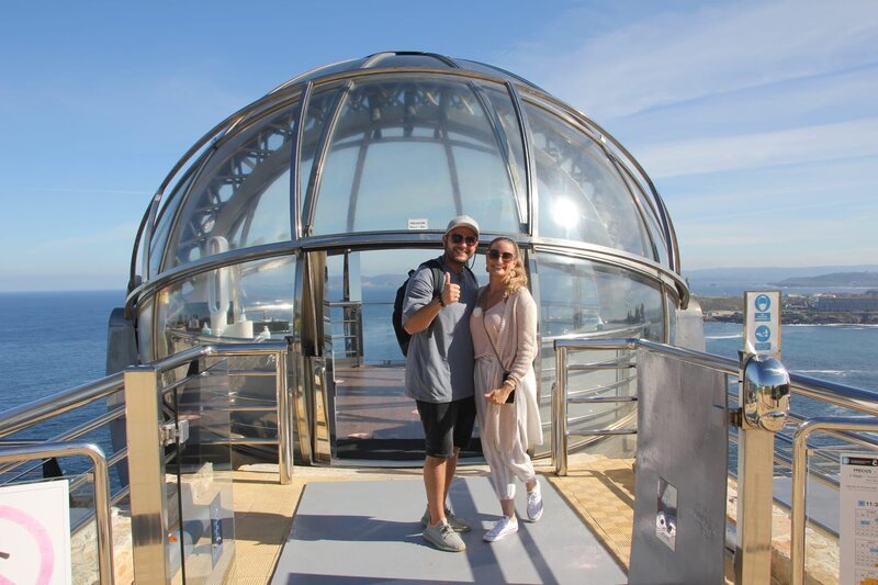 La Coruna/​Spanien. Stadtbummel mit den Passagieren Valentina und André zum Aufzug auf den Monte de San Pedro. – Bild: Megan Ehrmann /​ BR, Bewegte Zeiten Filmproduktion GmbH