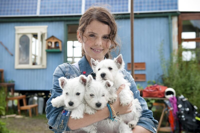 Laila (Ruby O. Fee) und die drei geretteten Hundewelpen – Bild: ZDF/Stephan Rabold Laila (Ruby O. Fee) und die drei geretteten Hundewelpen – Bild: ZDF/Stephan Rabold