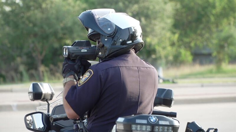 Einhundertfünf Kilometer pro Stunde sind auf der Interstate 35 erlaubt, doch die meisten fahren etwa einhundertfünfundvierzig. In Texas legt nicht die Polizei das Bußgeld fest, sondern ein Gericht, wobei das Gesetz hier reichlich Ermessensspielraum zulässt. – Bild: N24 Doku