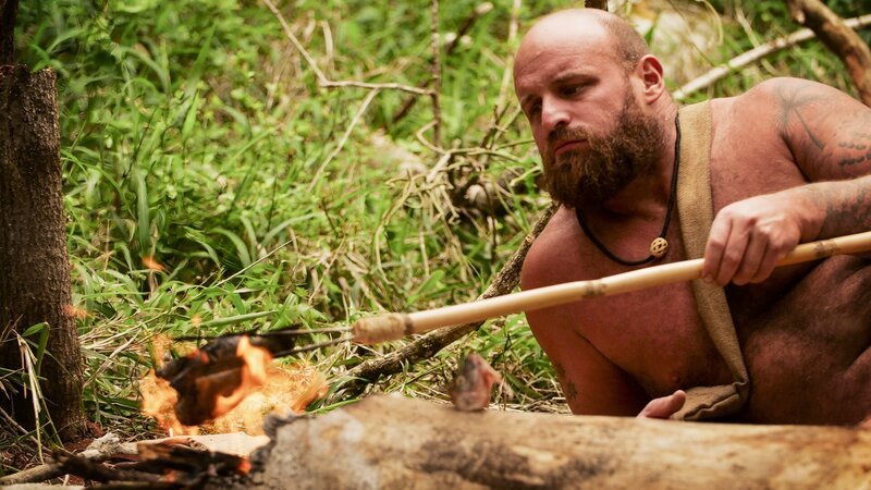 Waz grillt Fisch. – Bild: Warner Bros. Discovery