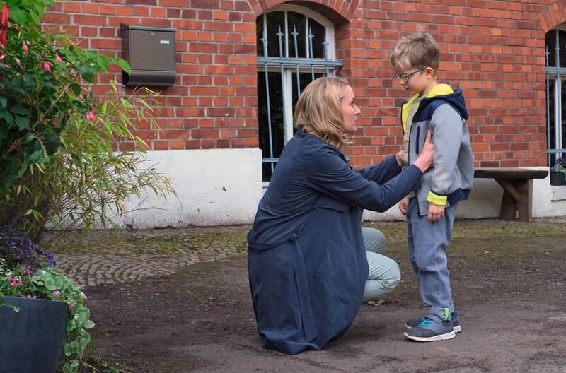 Tanja Ewald (Christina Athenstädt, l.) ahnt nicht, dass Finn (Hannes Gwiasda, r.) seine Schokolade Rosalie gibt. – Bild: ARD/​Jacqueline Krause-Burberg
