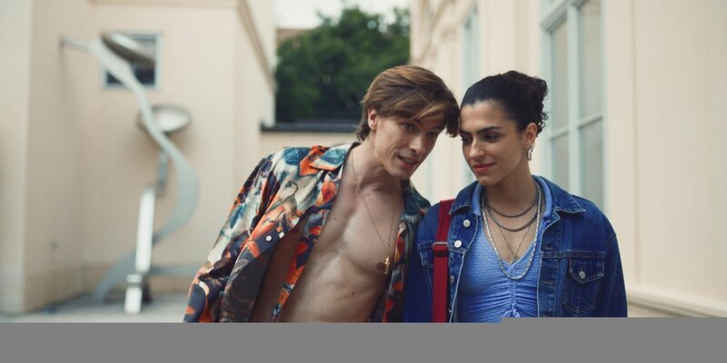 Nicolas Dardenne (Gustav Schmidt, l.) gibt Louna Lloris (Anna Bardavelidze, r.) letzte Tipps für das bevorstehende Bewerbungsgespräch als seine neue Bodyguard. – Bild: ZDF und Omri Aloni