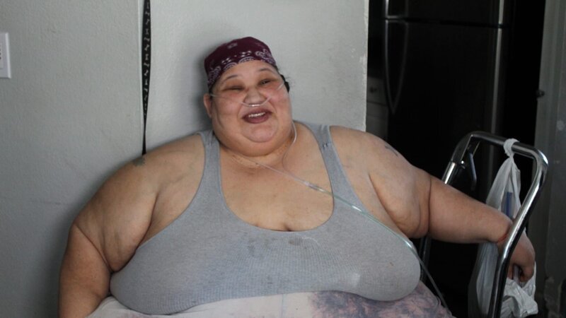 Krystal sits in a chair with a breathing tube – Bild: TLC /​ Photobank: 37500_ep907_008.jpg /​ Discovery Communications, LLC