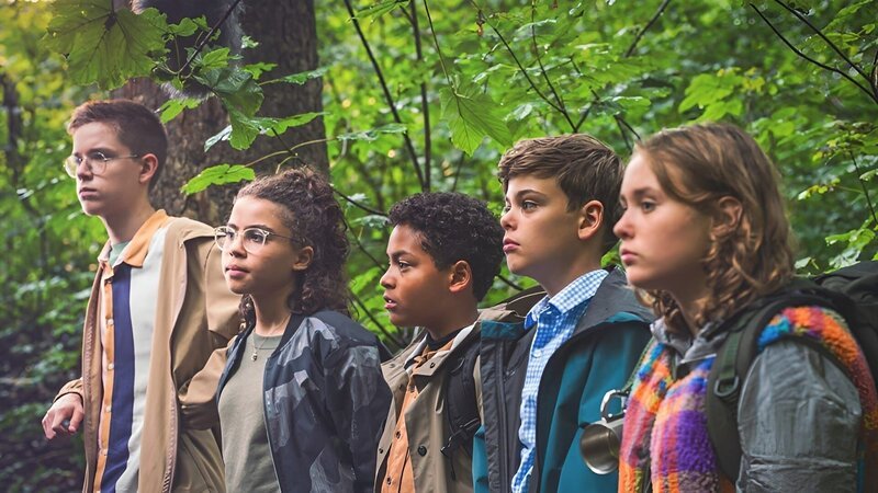 Die fünf Teilnehmer*innen Joshua (Georg Trappe, (von links nach rechts), Maxi (Kiana Ben Attou), Karl (Gernot Simon), Hugo (Lennox Dreer) und Frida Ellerswik (Elma Heß) des zweiten Suvival Camps warten gespannt auf ihre erste Aufgabe. – Bild: mdr/​Saxonia Media/​Thomas Dietze