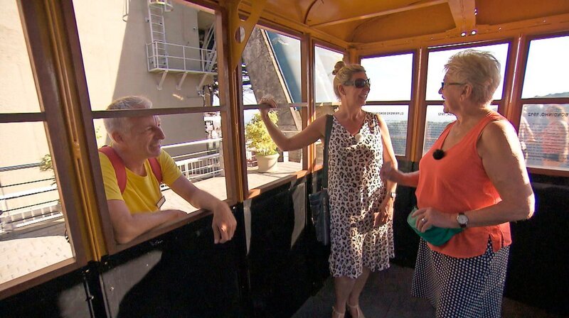 Tanja Lutz und Mutter Gerda Spiess (re.) in historischer Seilbahn am Zuckerhut. – Bild: SWR/​Fandango