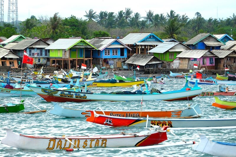 Fischerdorf auf Lombok. – Bild: ORF/​Werner Zips Filmproduktion/​Angelica V. Marte
